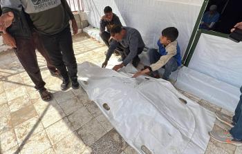 صور || وصول الشهيد أسامة أحمد عبد العزيز النجار (46 عامًا) إثر قصف من مسيرة إسرائيلية في منطقة قيزان النجار