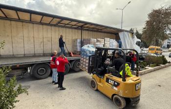 الهلال الأحمر يسيّر 9 شاحنات أدوية لإنقاذ الوضع الصحي بغزة