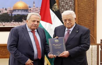 الرئيس عباس يتسلم مسودة الدستور المؤقت لدولة فلسطين