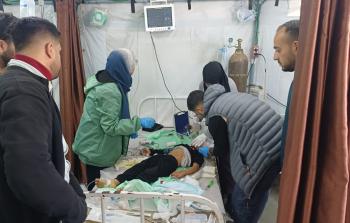 إصابة 4 فلسطينيين بينهم 3 أطفال بقصف خيمة نازحين بمواصي خان يونس