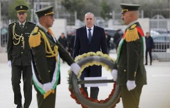 حسين الشيخ يضع إكليلا من الزهور على ضريح الشهيد عرفات