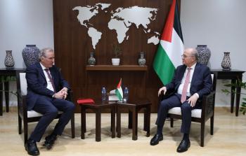 محمد مصطفى مع الممثل الأوروبي الخاص لعملية السلام في الشرق الأوسط كريستوف بيجو