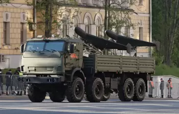 مدرعة تنقل طائرات مسيرة روسية قبل عرض عسكري في العاصمة موسكو. 9 مايو 2025