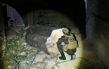 الشرطة الفلسطينية تتعامل مع شظايا صاروخية سقطت في بيت لحم يوم الأربعاء الماضي