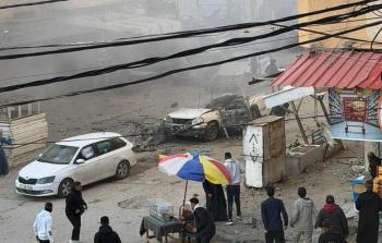 من مكان استهداف مركبة الشرطة في مخيم النصيرات