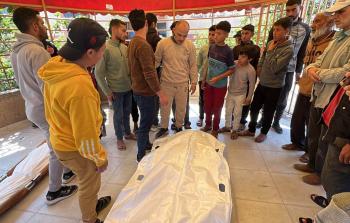 وصول الشهيد أحمد محمد القدرة لمشفى ناصر إثر الاستهداف الأخير