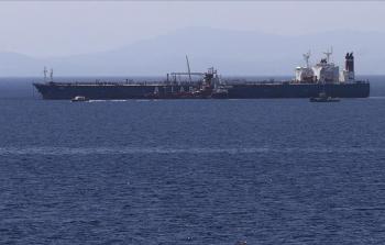 استهداف ناقلة نفط قبالة عُمان وإجلاء طاقمها