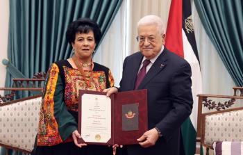 الرئيس عباس يمنح جمانة عودة نجمة الاستحقاق من وسام دولة فلسطين