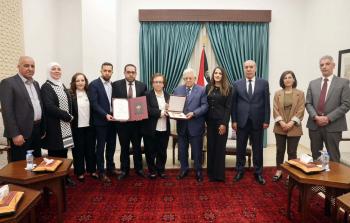 الرئيس عباس يمنح الراحل قدري أبو بكر نجمة الاستحقاق