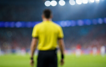 حكم مباراة الزمالك وبيراميدز اليوم في الدوري المصري