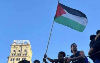 لامين يامال خلال رفعه العلم الفلسطيني