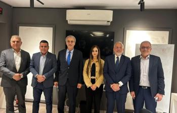 لجنة إدارة غزة خلال لقائها بالسفير اليوناني