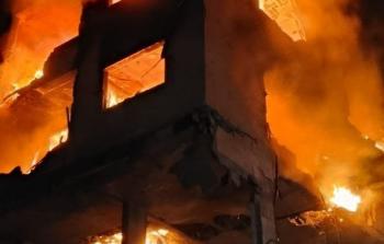 حريق مستمر في بناية سكنية استهدفتها طائرات الاحتلال في حي الرمال غربي مدينة غزة