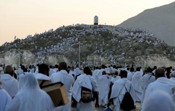 حجاج بيت الله الحرام يتوافدون إلى مشعر عرفات