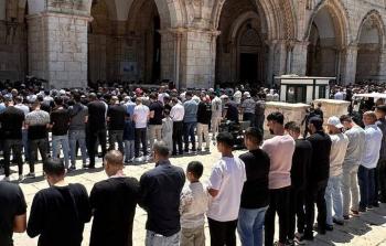عشرات الآلاف يؤدون الجمعة في المسجد الأقصى