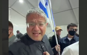 بن غفير خلال تواجده في مكان التنكيل بنشطاء أسطول الصمود