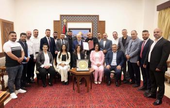 الرئيس عباس يمنح مؤسسة حماة الفتح درع دولة فلسطين