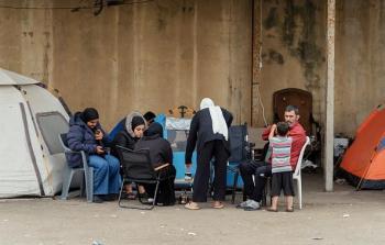 سفير فلسطين في لبنان يتفقد النازحين بمركز سبلين للإيواء