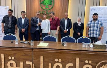 الزراعة تسلم منحا مالية لـ 69 مستفيدا لتطوير الإنتاج الزراعي في الخليل