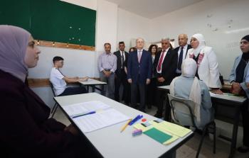 رئيس الوزراء يطلق امتحان الثانوية العامة من قريتي المغير وأبو فلاح