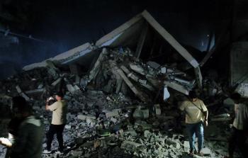 تدمير منزل بالزوايدة واستشهاد شاب متأثراً بجراحه في غزة
