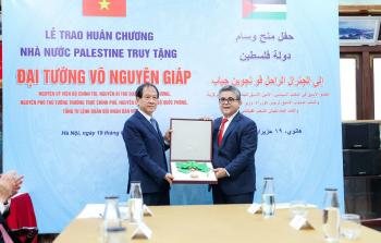 الرئيس عباس يمنح الجنرال الفيتنامي جياب الوشاح الأكبر من وسام دولة فلسطين