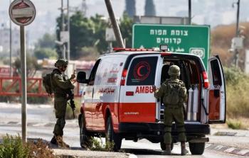 اسعاف فلسطيني وسط جنود الاحتلال بالضفة