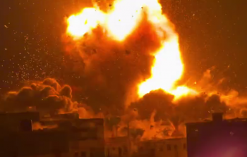 لحظة قصف المنزل في دير البلح مساء اليوم