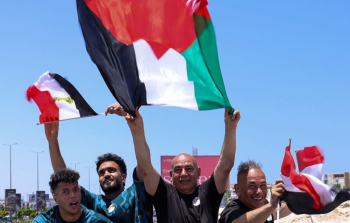 حسام حسن والمنتخب المصري يرفعون العلم الفلسطيني