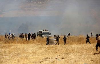 مستوطنون يهاجمون فلسطينيين ويحرقون ممتلكاتهم وأراضيهم في بيت فوريك شرق نابلس