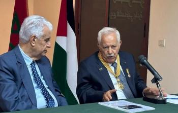الرئيس عباس يمنح المهندس المغربي أحمد البيّاز 