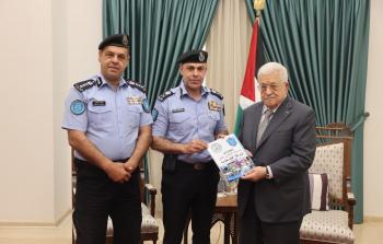 الرئيس عباس يتسلم كتيبا خاصا من إصدار قيادة الشرطة