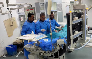 خلال إجراء العملية الجراحية للمريض