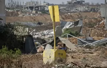 فتى فلسطيني قرب علامة 