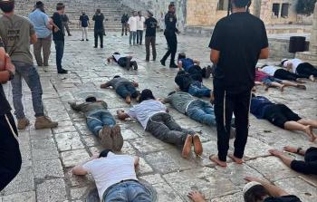 مستوطنون يؤدون السجود الملحمي في المسجد الأقصى