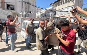 نقل مصابين جراء الاستهداف الأخير في غزة