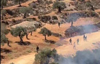 مستوطنون يحاصرون شبانا في قصرة جنوب نابلس واندلاع مواجهات