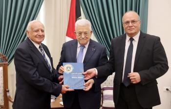 الرئيس عباس يتسلم التقرير السنوي لجامعة القدس المفتوحة