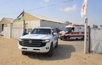 الهلال الأحمر يشارك في إجلاء 82 مريضاً ومرافقاً للعلاج خارج غزة