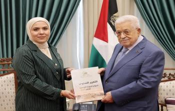 الرئيس عباس يتسلّم التقرير السنوي لديوان الجريدة الرسمية لعام 2025