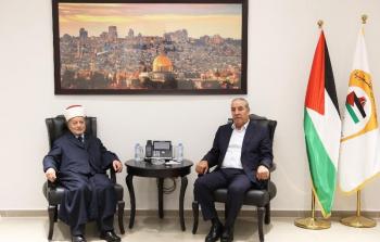 حسين الشيخ يبحث مع المفتي العام التطورات بالأقصى ويحذر من مخططات الاحتلال