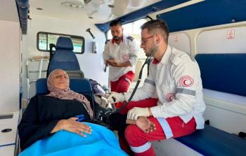 الهلال الأحمر يشارك في إجلاء 11 مريضًا و 15 مرافقًا للعلاج خارج قطاع غزة