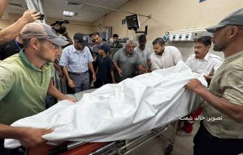 لحظة وصول جثمان الشهيد الصحفي محمد النجار إلى مجمع ناصر الطبي
