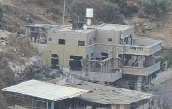 قوات الاحتلال تفجر منزل الأسير دواس حسون