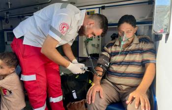 الهلال الأحمر يشارك في إجلاء 47 مريضًا و45 مرافقًا للعلاج خارج قطاع غزة