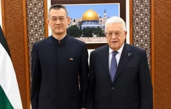 السفير الصيني إلى جانب الرئيس محمود عباس