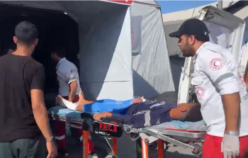 طواقم إسعاف جمعية الهلال الأحمر الفلسطيني تنقل مصابًا من شاطئ بحر غزة