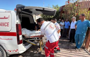 وصول الطفل الشهيد إلى مجمع ناصر الطبي في خانيونس