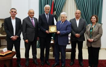 الرئيس عباس يكرم مروان عورتاني ويسلمه درع نجمة دولة فلسطين