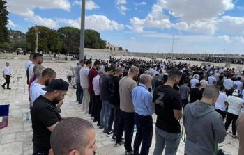 عشرات آلاف المصلين يؤدون الجمعة في الأقصى